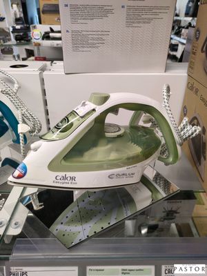 un fer à repasser à vapeur vert et blanc exposé dans un magasin