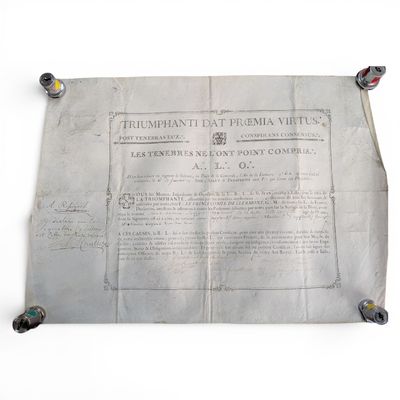un bout de papier sur lequel il y a quelque chose d'écrit
