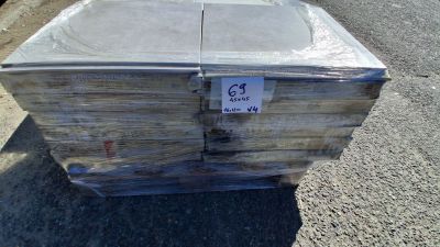 une pile de cartons posée au bord de la route