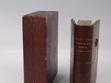 une paire de livres anciens reliés en cuir sur fond blanc