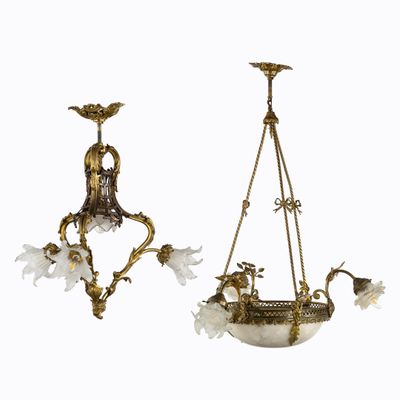 paire de lustres anciens en laiton et en verre, ornés de fleurs