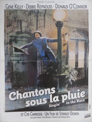 affiche de cinéma représentant un homme en costume bleu sautant sous la pluie