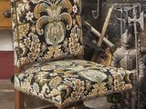 une chaise qui se trouve devant une cheminée