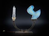 une image représentant un oiseau bleu sur fond noir, avec une ampoule