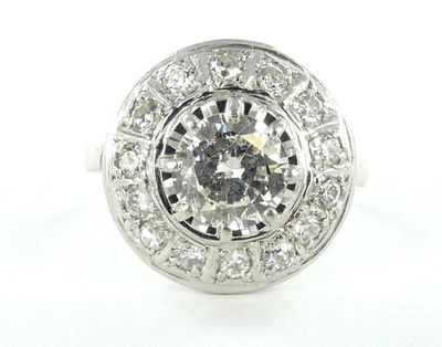 gros plan d'une bague en diamant sur fond blanc