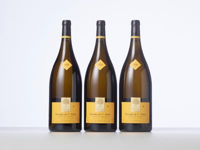 trois bouteilles de vin posées sur une table l'une à côté de l'autre