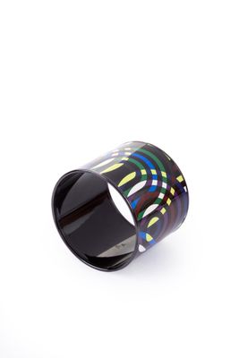 un gros plan d'une bague noire ornée de motifs colorés