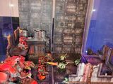 une vitrine avec une maquette de château et une épée