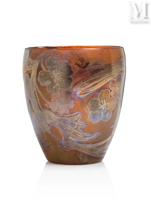 un vase posé sur une surface blanche