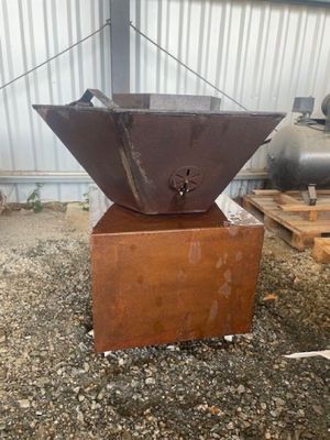 une image représentant un objet métallique posé sur un bloc de bois