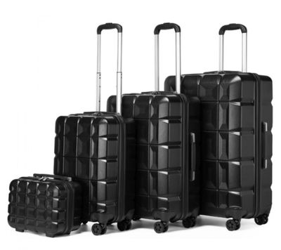 trois bagages empilés les uns sur les autres sur une surface blanche