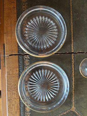 trois assiettes en verre posées sur une table en bois