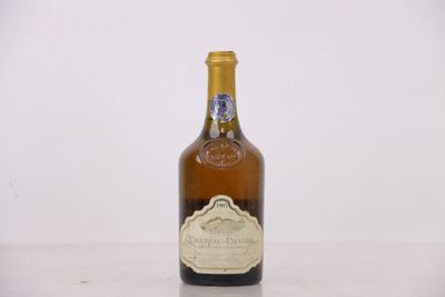 une bouteille de vin posée sur une table