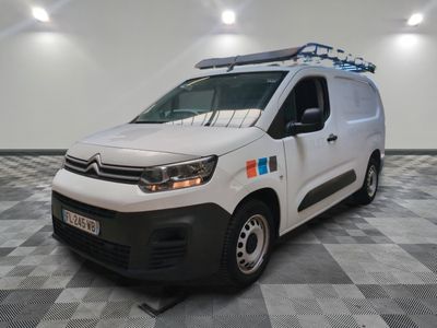 la photo d'une camionnette blanche garée dans une pièce