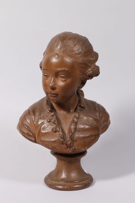 buste en bronze d'une femme portant une chemise à col, sur fond blanc