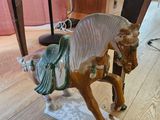 une figurine de cheval posée par terre