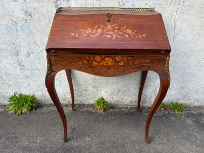 Petit bureau de pente dos d'âne mouvementé en marqueterie de…