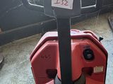 une machine rouge posée sur le sol
