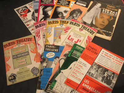 un grand nombre de livres posés sur une table