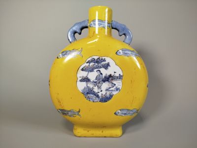 un vase jaune orné d'un motif bleu et blanc