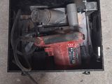 une boîte contenant une perceuse et d'autres outils