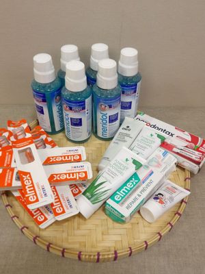 un panier contenant du dentifrice, du dentifrice, du dentifrice, du dentifrice, du dentifrice, du dentifrice, du dentifrice