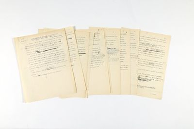 plusieurs papiers sont empilés sur une table