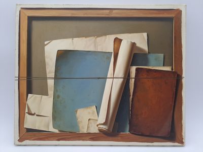 une photo d'un tableau représentant une boîte contenant des papiers et un livre