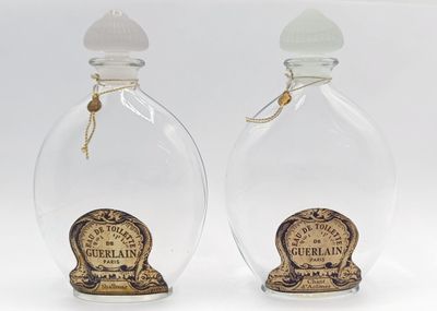 deux bouteilles en verre munies de bouchons en liège et un bouchon en liège