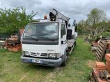 un camion blanc garé dans l'herbe