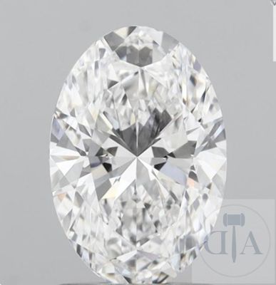 gros plan d'un diamant sur une surface blanche