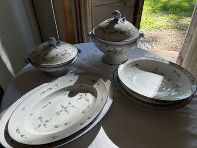 une table sur laquelle sont posés tout un tas d'assiettes et de bols