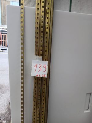 un gros plan d'un réfrigérateur sur lequel est apposée une étiquette de prix