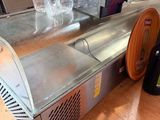 une machine posée par terre à côté d'une bouteille de vin