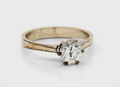 gros plan d'une bague en diamant sur une surface blanche