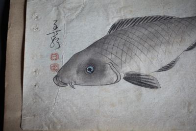 un dessin représentant un poisson sur une feuille de papier