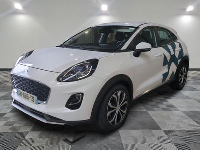 la voiture blanche est garée sur un sol en damier dans le garage
