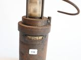 une petite lanterne en métal posée sur une table