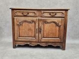 une armoire en bois à deux tiroirs et deux portes