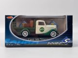 un camion miniature qui se trouve dans une boîte posée sur une table