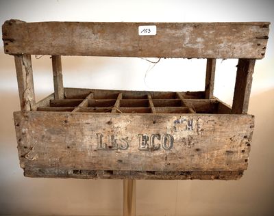 une vieille caisse en bois sur laquelle est collée une étiquette