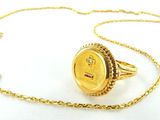 une image représentant une bague en or entourée d'une chaîne