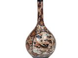 un vase posé sur une surface blanche