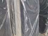 de nombreux matelas emballés dans du plastique dans un entrepôt