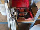 une boîte à outils rouge posée sur une étagère à côté des toilettes
