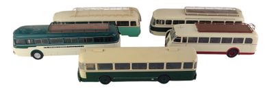 quatre petits bus alignés en rang