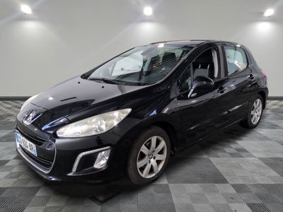 la voiture noire est garée dans le garage sur un sol en damier