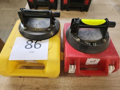 deux récipients jaunes et rouges posés sur une table