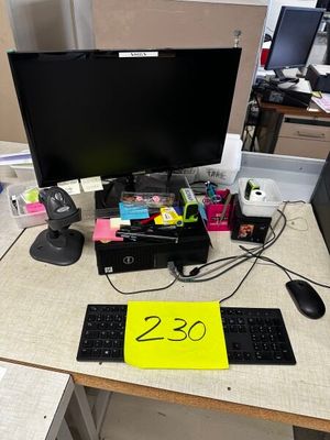 un bureau d'ordinateur sur lequel se trouvent un clavier, une souris et un écran