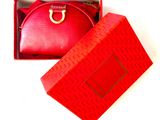 une boîte rouge contenant un sac à main rouge
